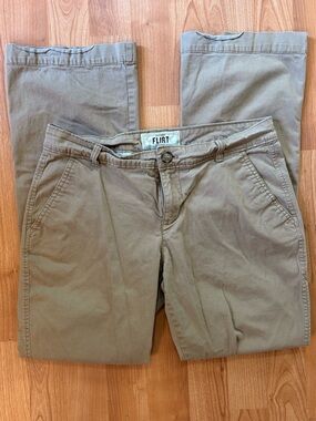 Women’s Old Navy Flirt Boot Cut Khakis 6 Short